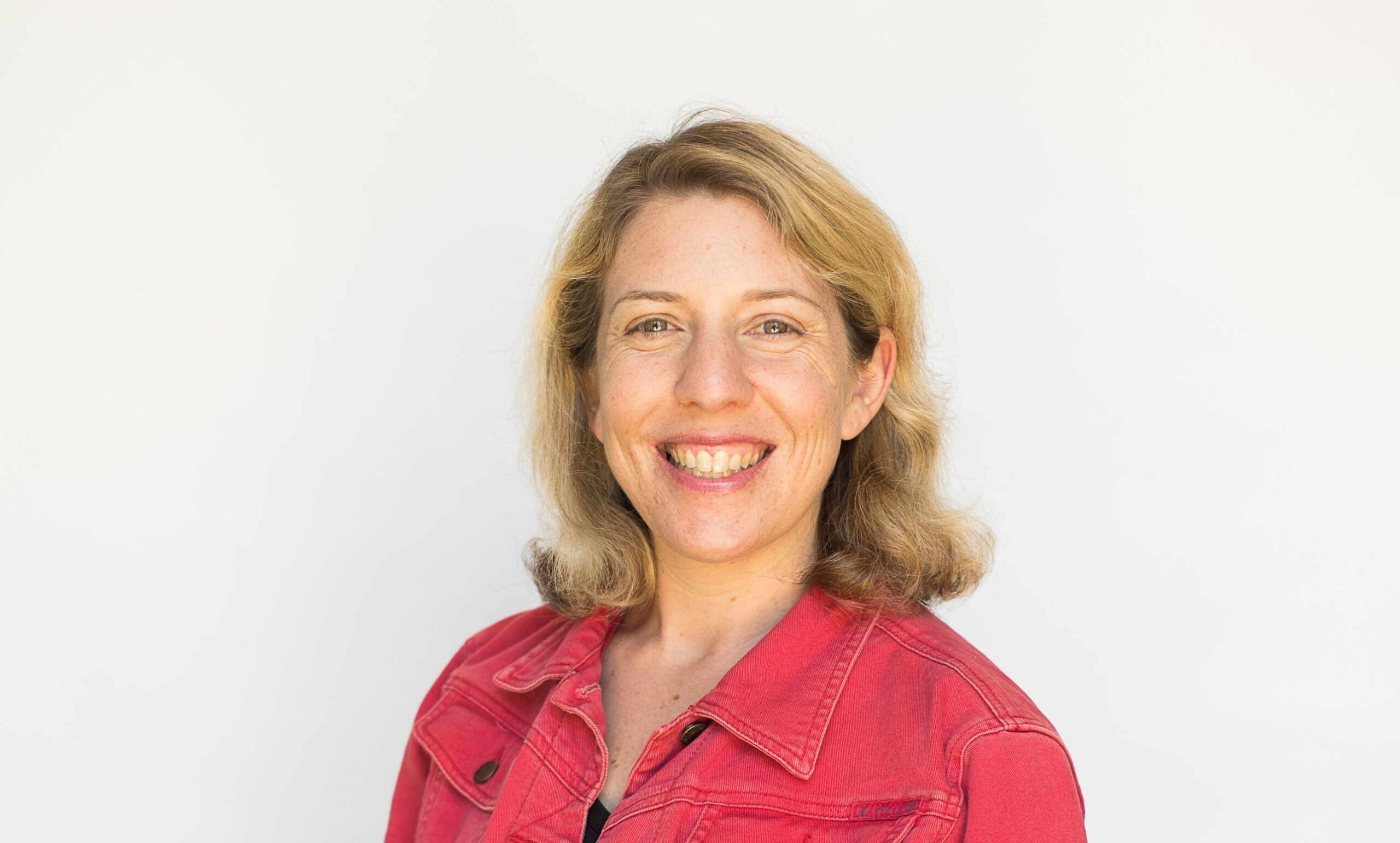 Lindsey Caplan Headshot Cropped - Featured - The Leader Assistant Podcast